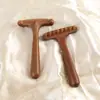 Peine Masajeador Rastrillo de Sándalo Dorado, Tabla Raspadora Multifuncional para Rostro y Piernas, Varilla Masajeadora Pluma de Acupuntura Universal para Todo el Cuerpo