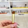 Pincel resaltador triangular de cola de lobo amarillo para aplicar base líquida, diseñado específicamente para aplicación localizada, hecho con pelo animal de Cangzhou
