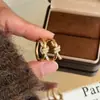 Elegantes~Aretes Dorados Trenzados con Pedrería y Microincrustaciones, Diseño de Nicho, Exquisitos Pendientes de Lujo Ligero de Alta Gama para Mujer