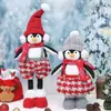 Decoração de Natal transfronteiriça, pinguim em pé com cachecol, chapéu e pernas retráteis, enfeite de festa fofo em desenho animado