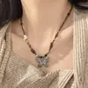 Novo colar quadrado retrô estilo chinês com contas para mulheres, design de nicho de alta qualidade com toque étnico, pingente de borboleta em camadas para a clavícula