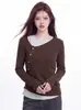 Foto real de la nueva colección de otoño 2026: elegante top de capa base de manga larga, de dos piezas con bloques de color, asimétrico e increíblemente hermoso para mujer