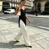 La nueva colección primavera-verano de Amazon presenta un vestido de encaje de seda sintética con abertura, diseñado con un elegante camisón de satén.