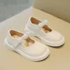 Sapatos infantis 2025 primavera e outono novo estilo coreano sapatos infantis de couro pequeno com pérolas sapatos de princesa da moda de bico redondo sola macia para crianças médias e grandes