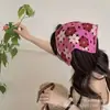 Lenço triangular decorativo jacquard vazado morango cereja estilo coreano feito à mão feminino Bolsa de alça vazada para fotografia de acampamento Lenço de cabeça Chapéu