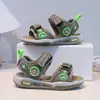 Sandalias Blandas de Moda para Niños 2026 Verano Nuevas Ligeras de Velcro Punta Abierta Zapatos de Playa para Niños Sandalias para Estudiantes