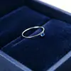 Anillo de titanio para mujer, banda lisa ultra delgada de 1 mm con cuatro garras y circonita, no se decolora, súper brillante, anillo de diamante de nicho de lujo ligero, anillo de piedra preciosa