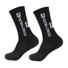 Calcetines deportivos unisex de media pantorrilla, calcetines de fútbol antideslizantes, transpirables y absorbentes del sudor, diseño de letras de colores caramelo, calcetines para correr y fitness