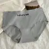 Novas calcinhas de seda gelada para mulheres, finas de verão, respiráveis, macias, sexy, novo estilo para meninas e estudantes, calcinhas triângulo sem costura de cintura média
