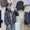 Chamarra corta con cordón para mujer, nuevo estilo otoño 2026, corte holgado casual, chamarra versátil para mujeres petite, versión coreana