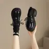 Zapatos de Cuero Pequeños de Suela Gruesa con Aumento de Altura Estilo Retro Británico Nuevos para Mujer Primavera/Otoño 2026 con Cordones Versátiles Color Negro para el Trabajo Mocasines