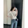 Blusa de tricô ombro a ombro vazada estilo francês para mulheres, verão estilo coreano branca que rejuvenesce, manga curta, justa, design de nicho