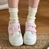 Populares zapatillas blancas de velcro estilo coreano para mujer, nuevas zapatillas transpirables de suela gruesa para otoño 2026, mocasines súper elegantes