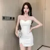 Elegante vestido rojo sin tirantes con diseño plisado, adelgazante y que realza la figura, corto y ajustado a la cadera, adecuado para ocasiones casuales y semi-formales en verano.