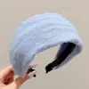 Nueva diadema de ala ancha 2026 para mujer, diseñada para levantar la línea del cabello y mantener el cabello en su lugar mientras te lavas la cara, con un estilo retro adecuado para otoño e invierno, y ofreciendo un aspecto sofisticado