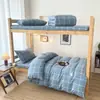 Los clientes mayoristas pueden comprar juegos de ropa de cama de tres piezas 100% algodón para estudiantes, adecuados para habitaciones de residencia individuales, incluyendo sábanas y sábanas ajustables de algodón de grado A.