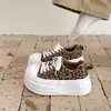 Tênis versátil de outono para estudantes, sapatos casuais de sola grossa para mulheres, 2026, projetados para figuras baixinhas, com sola grossa que aumenta a altura e estampa de leopardo, estilo retrô