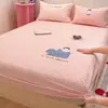 Juego de sábanas y fundas de almohada de algodón cepillado para otoño e invierno, con bordado de aplicación de dibujos animados y un protector de colchón de capa única engrosado