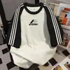 Camiseta de Manga Curta Color Block Patchwork Estampa de Grafite com Três Listras Verão Casual Oversize Estilo College