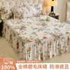 Faldón de cama de franela 100% algodón Oculta imperfecciones con borde de volantes Juego de colcha de algodón puro engrosado Juego de tres piezas de sábanas Funda antideslizante Universal para todas las estaciones