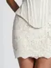 Conjunto de top sem alças bordado em renda e espartilho com barbatanas, com uma saia curta justa e que modela o corpo, um conjunto de duas peças sexy e estiloso para um look maduro e confiante