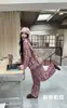 1256 Pijama de Meia Lã com Estampa de Leopardo Doce e Picante para Mulheres, Macio e Amigo da Pele, Elástico, Gola Redonda, Acolchoado para Aquecimento, Pode Ser Usado como Roupa de Fora, Pijama