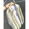 Camisa xadrez retrô estilo americano, cardigã oversized masculino de outono com caimento solto, camisa de manga comprida, peça externa casual versátil para casais