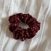 Goma para el pelo de tela de lunares rojos de Año Nuevo con costuras elegantes y detalles de puntos, Cinchuelo versátil para coleta