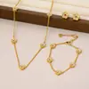 El mismo estilo que la joyería: un brazalete de flor de cinco pétalos con diseño completo de diamantes y una cadena de extensión, un brazalete de alta gama y a la moda para mujer, un accesorio versátil