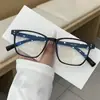 Gafas Retro Anti-Luz Azul Sin Graduación para Hombre, Elegantes y Ligeras para Estudiantes, Se Pueden Adaptar con Lentes Graduadas, Montura Cuadrada Clásica con Detalles de Remaches