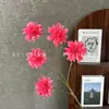 Flores crisântemos artificiais de 5 cabeças para decoração de local de casamento, flores artificiais para arranjos de casamento, atacado do fabricante, decoração de cena