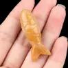 Transfronterizo Nuevo Producto Cristal Natural Piedra Semipreciosa Tallado Pez Tridimensional Colgante Piedra Ojo de Tigre Colgante Forma de Pez Fabricante de Origen