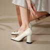 Sentido de Diseño Francés Hebilla de Metal Zapatos de una Sola Capa Retro Otoño Sentido de Alta Gama Zapatos Blancos para Mujer Elegantes Punta Cuadrada Tacones Gruesos