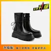 Botas Femininas Outono/Inverno 2025 com Tira no Tornozelo Couro Macio Estilo Britânico Meia-panturrilha Botas Curtas Tendência Preto Aumentadoras de Altura Sola Grossa