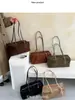 Bolso mate de un solo hombro para mujer, nuevo modelo 2026, bolso cruzado simple y versátil, bolso de alta gama para debajo del brazo, venta al por mayor directa desde la fuente