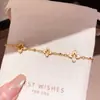 Pulseira Vazada Flor de Zircônia Banhada a Ouro Real 18K, Pulseira de Luxo Leve de Alta Qualidade, Joia de Mão com Design de Nicho Estilo Palácio