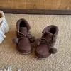 Invierno 2026 Nuevo Estilo Moda para Niñas Botines Cortos con Pompón Estilo Coreano Moda Zapatos Cálidos de Algodón Botas Birkenstock para Niños Venta al por Mayor