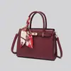 Bolsa Feminina Fashion 2025 Nova Tendência Satchel Grande Capacidade Vermelha Bolsa de Casamento Simples Casual Transversal Ombro Bolsa Kelly