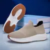 Sapatos Masculinos Plus Size Transfronteiriços Malha Flyknit Esportivos Casuais Slip-on Sapatos Meia Preguiçosa Par Leves para Corrida Feminino