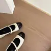 Versão em couro macio! Sapatos Salto Alto Rasos com Bico Quadrado e Elevação Oculta, Sapatilhas Metalizadas de Camélia, Sapatos Mary Jane de Tira Única