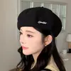Boina bordada con letras nueva para otoño e invierno para mujer, popular en línea, sombrero de calabaza para adelgazar la cara, sombrero de artista cálido y elegante