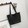 Otoño 2026 Nuevo Bolso Tote Simple Elegante Gran Capacidad Moda de Nicho Casual Personalidad Alta Apariencia Sola Correa al Hombro