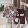 Conjunto de duas peças de camisa xadrez outonal da moda para crianças, estilo coreano, com bolsos de patch, conjunto de manga comprida para bebês meninos, adequado para primavera e outono