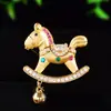 Nuevo Broche de Caballo con Campana de Circonita Cepillada Estilo Chino con Toque Artístico, Broche de Animal Versátil, Accesorio de Nicho Antiexposición