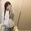 2026 Nueva Chaqueta de Algodón con Plumas para Mujer Ligera con Costillas Patchwork Sudadera con Capucha Abrigo de Algodón Invierno Adelgazante Cálida Chaqueta Acolchada de Algodón Ropa de Abrigo