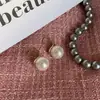 Tacones Altos Clásicos de Cáñamo Múltiple Gris Blanco Leche Pendientes de Perla Ganchos para Orejas 2022 Nuevos Pendientes de Moda Primavera y Verano Franceses para Mujer