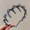Coque de Cabelo com Pérolas e Strass de Teto Alto, Faixa de Cabelo Ondulada, Franja, Cabelos Soltos, Artefato de Finalização, Tiara Dentada Antiderrapante, Grampo para Lavar o Rosto para Mulheres