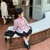 Otoño 2026 Nuevo Estilo Coreano Ropa Infantil Moda para Niñas Camisa de Manga Larga con Pegatinas de Dibujos Animados Blusa Falda Plisada