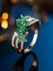 Anel estilo Mori de três cores com design de folha verde multicamadas cravejado densamente com pequenos diamantes joia de zircônia cúbica verde vintage