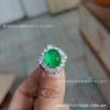Atacado oval ovo superfície verde calcedônia anel comparável ao jade alto gelo yang verde luxo feminino incrustado anel vivo